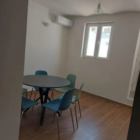 Characteristic Garibaldi باري