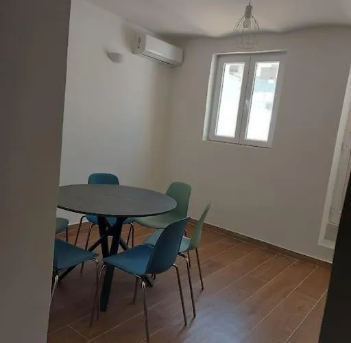 Characteristic Garibaldi בארי