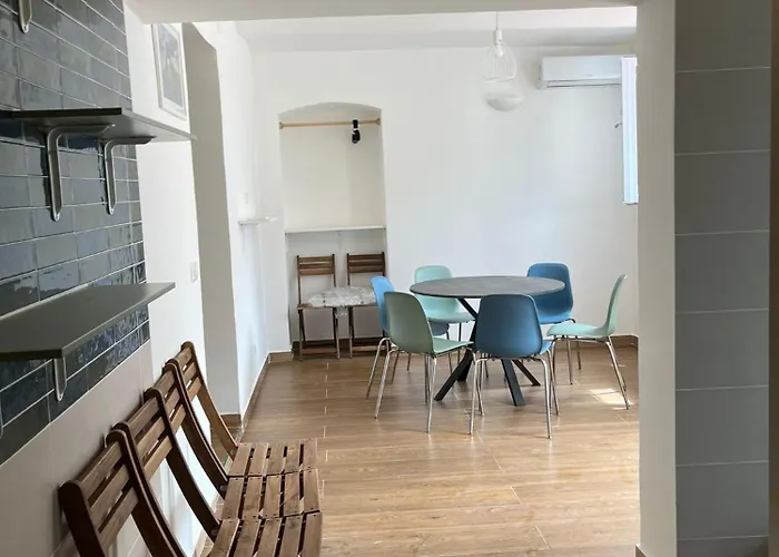 Characteristic Garibaldi בארי